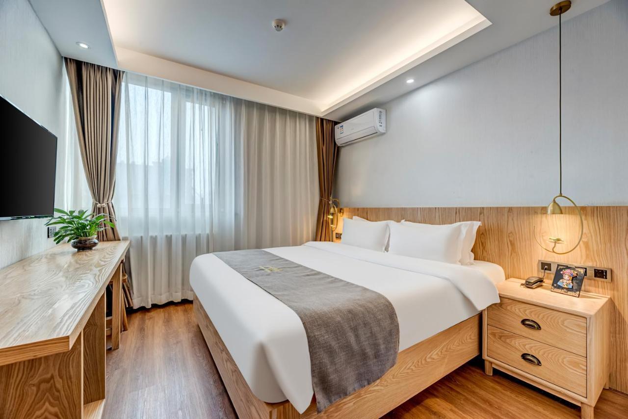 Happy Dragon Culture -in The Center Close To Forbidden City&wangfujing Street&subway Nearby &free Coffee & Free Laundry&english Speaking With Tour Services &free Wifi Unlimited For Western Software Hotel 4*