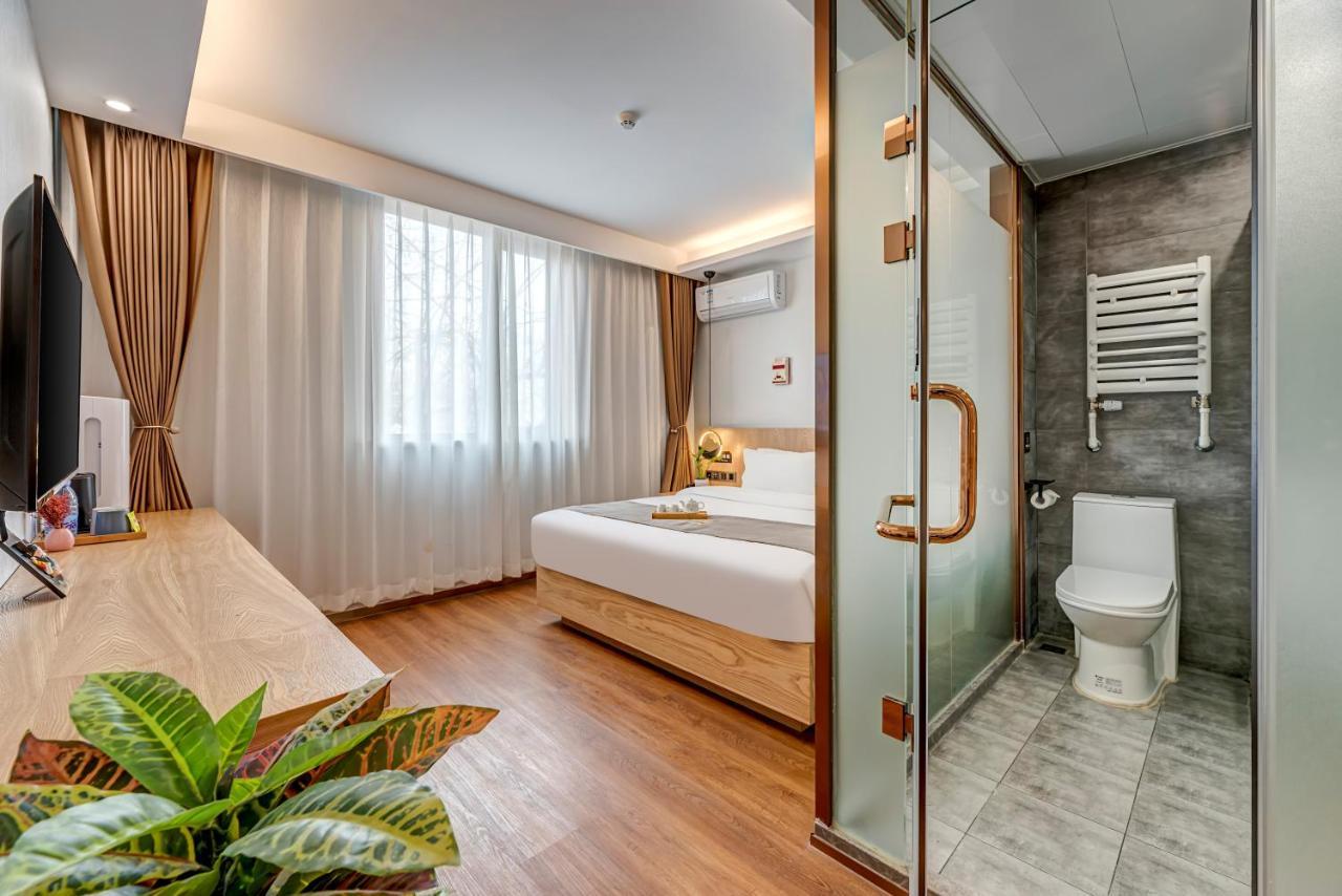 Happy Dragon Culture -in The Center Close To Forbidden City&wangfujing Street&subway Nearby &free Coffee & Free Laundry&english Speaking With Tour Services &free Wifi Unlimited For Western Software 4* Beijing