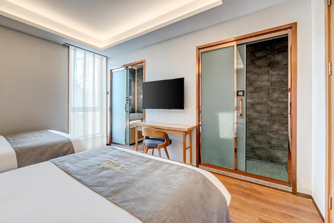 Happy Dragon Culture -in The Center Close To Forbidden City&wangfujing Street&subway Nearby &free Coffee & Free Laundry&english Speaking With Tour Services &free Wifi Unlimited For Western Software Hotel