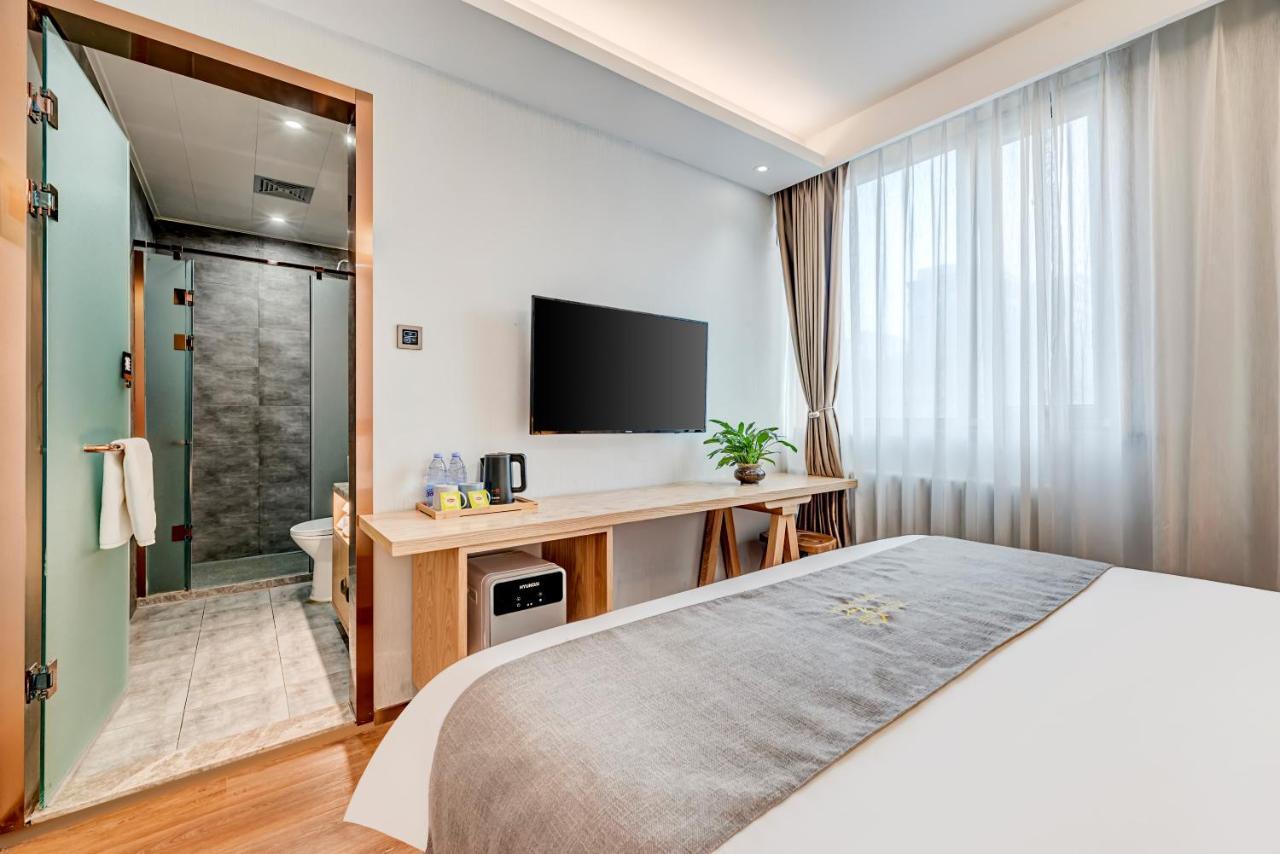 Happy Dragon Culture -in The Center Close To Forbidden City&wangfujing Street&subway Nearby &free Coffee & Free Laundry&english Speaking With Tour Services &free Wifi Unlimited For Western Software Hotel