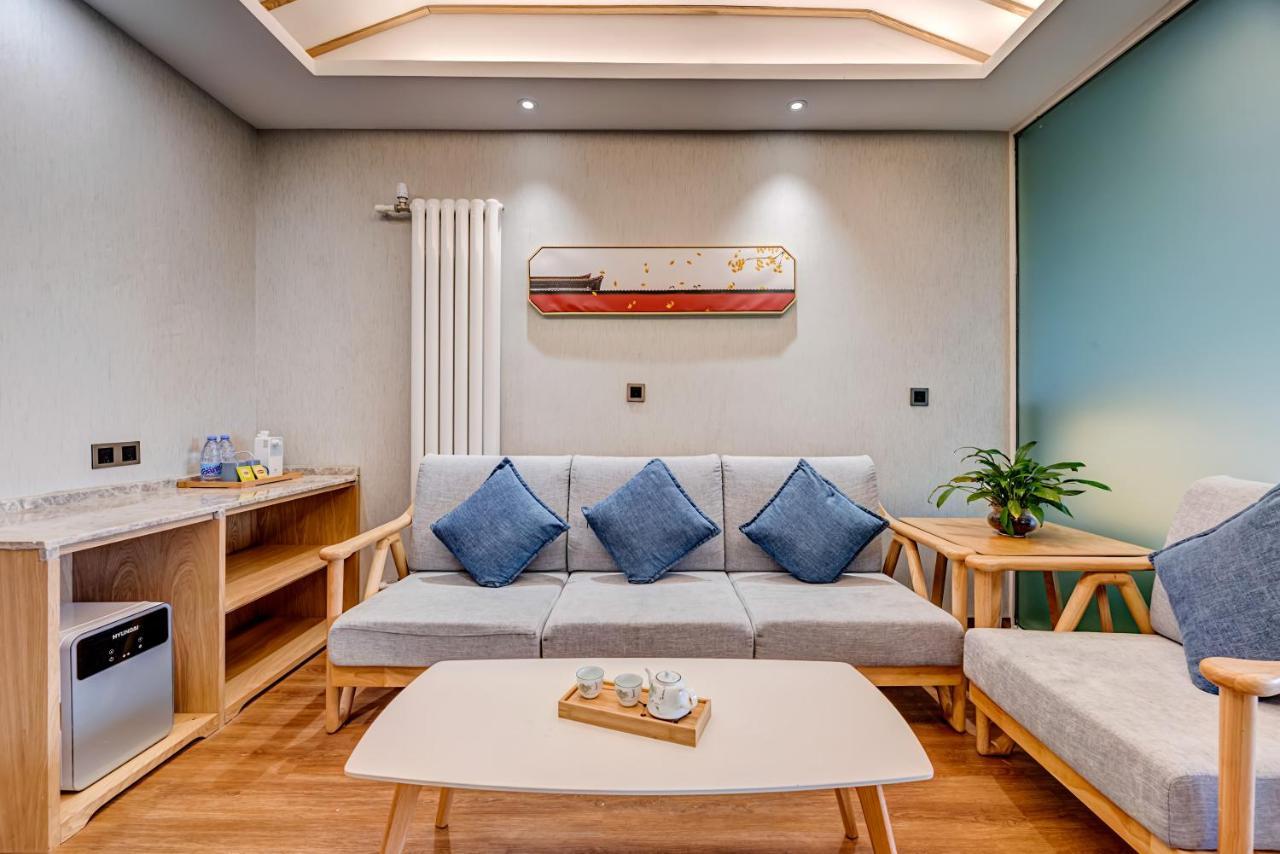 Happy Dragon Culture -in The Center Close To Forbidden City&wangfujing Street&subway Nearby &free Coffee & Free Laundry&english Speaking With Tour Services &free Wifi Unlimited For Western Software 4*