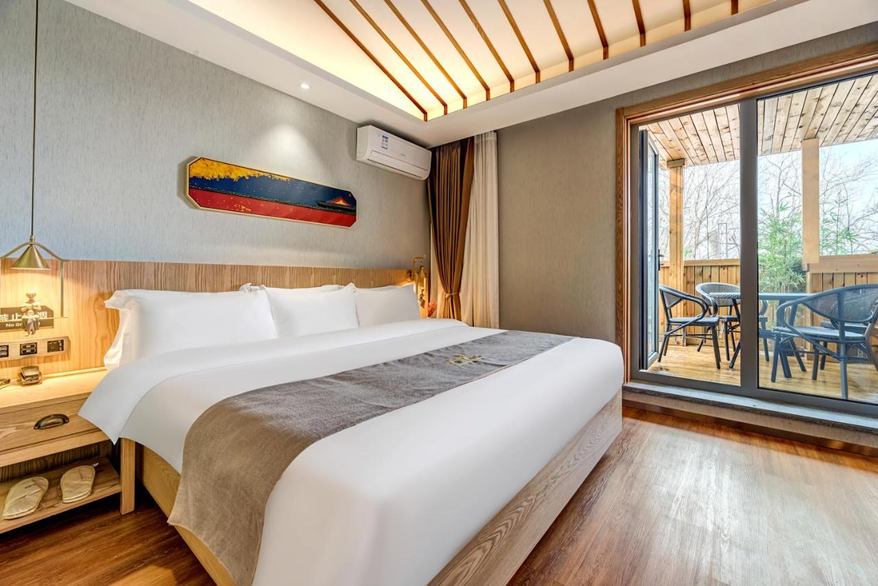 Happy Dragon Culture -in The Center Close To Forbidden City&wangfujing Street&subway Nearby &free Coffee & Free Laundry&english Speaking With Tour Services &free Wifi Unlimited For Western Software