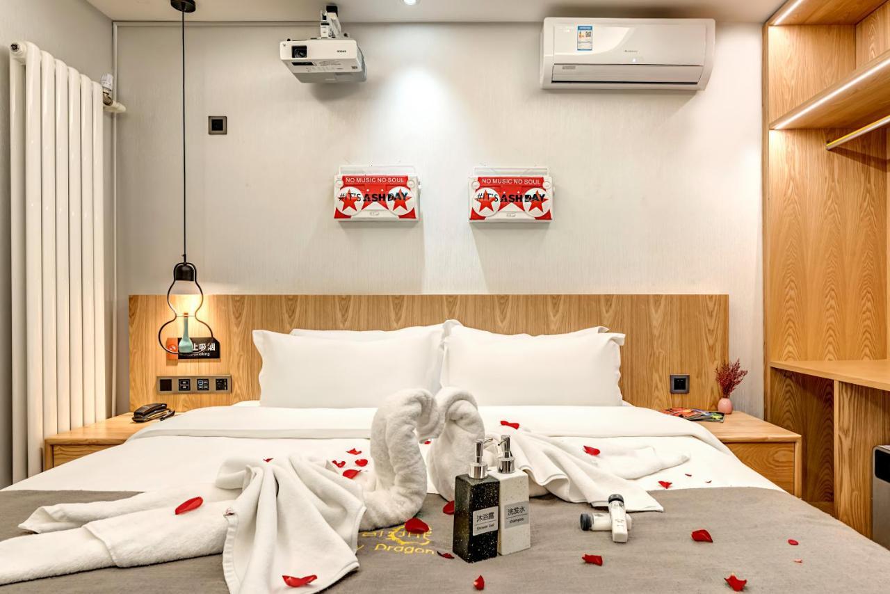 Happy Dragon Culture -in The Center Close To Forbidden City&wangfujing Street&subway Nearby &free Coffee & Free Laundry&english Speaking With Tour Services &free Wifi Unlimited For Western Software 4* Beijing