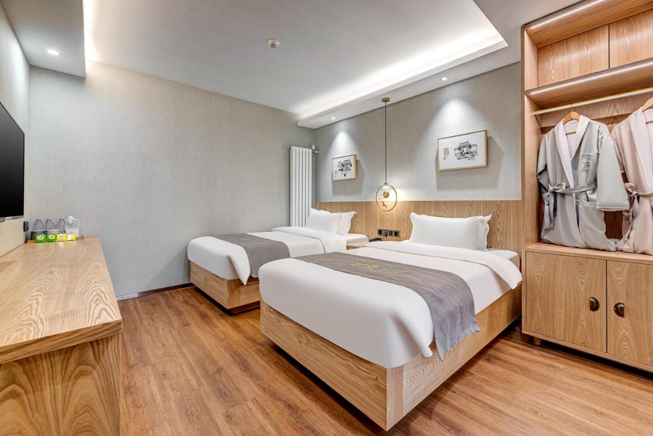 Happy Dragon Culture -in The Center Close To Forbidden City&wangfujing Street&subway Nearby &free Coffee & Free Laundry&english Speaking With Tour Services &free Wifi Unlimited For Western Software Hotel 4*