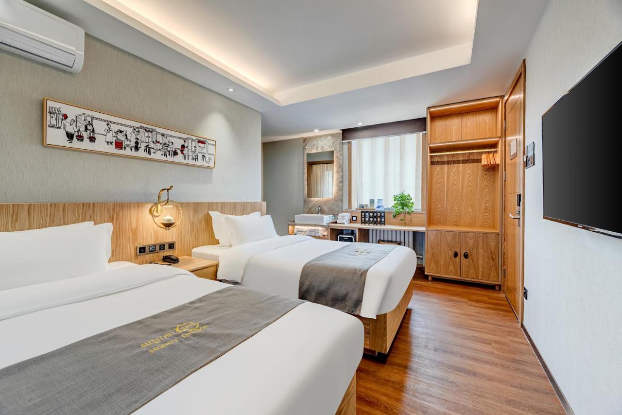Happy Dragon Culture -in The Center Close To Forbidden City&wangfujing Street&subway Nearby &free Coffee & Free Laundry&english Speaking With Tour Services &free Wifi Unlimited For Western Software 4* Beijing