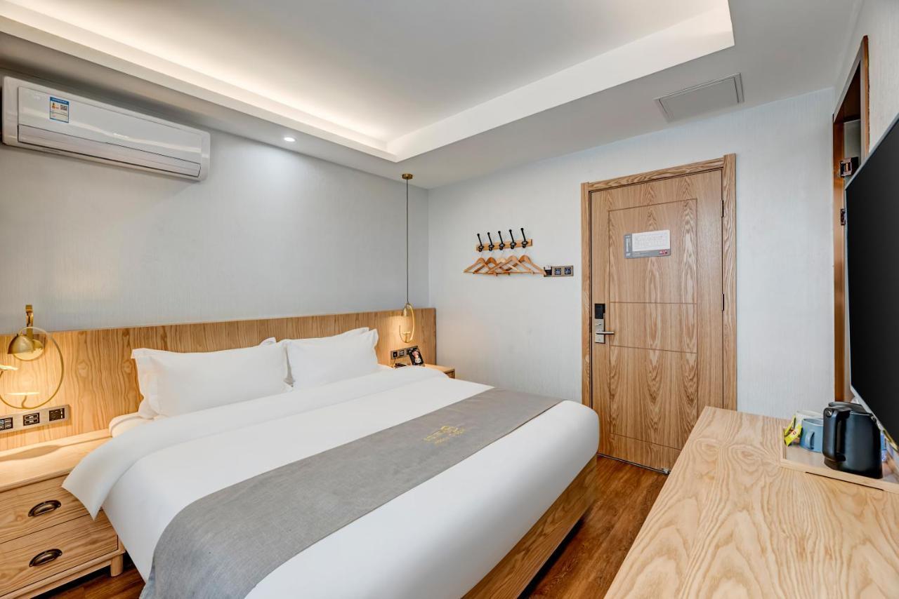 Happy Dragon Culture -in The Center Close To Forbidden City&wangfujing Street&subway Nearby &free Coffee & Free Laundry&english Speaking With Tour Services &free Wifi Unlimited For Western Software 4* Beijing