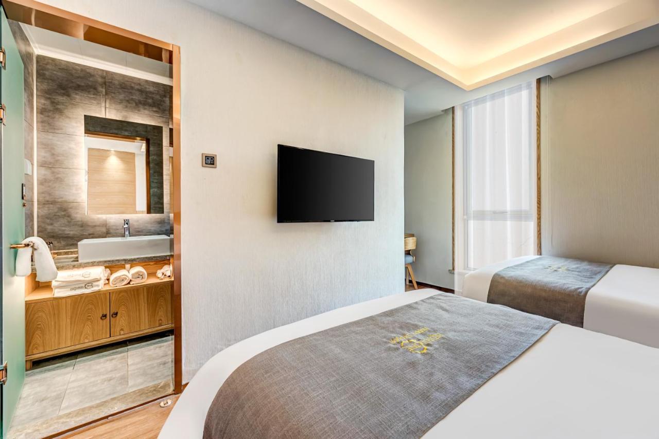 Hotel Happy Dragon Culture -in The Center Close To Forbidden City&wangfujing Street&subway Nearby &free Coffee & Free Laundry&english Speaking With Tour Services &free Wifi Unlimited For Western Software 4*